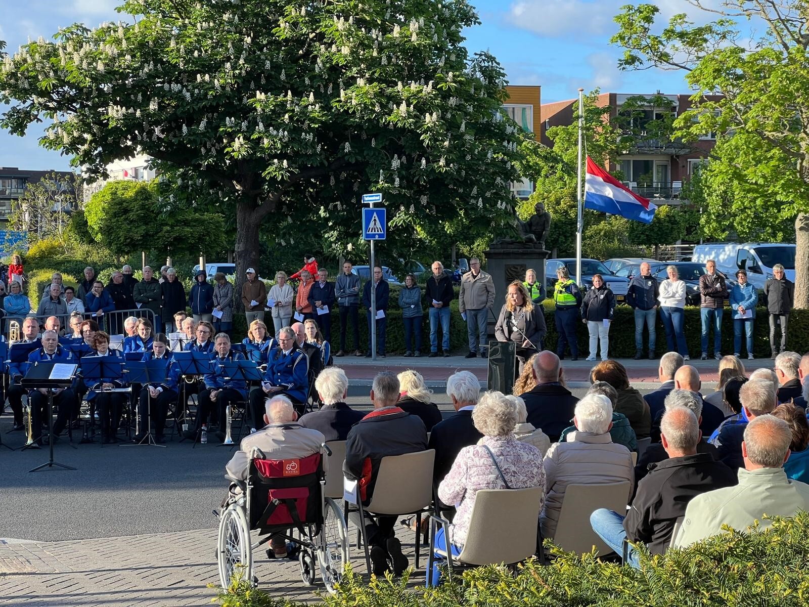 Burgemeester Astrid Heijstee spreekt voor een grote groep aanwezigen. 