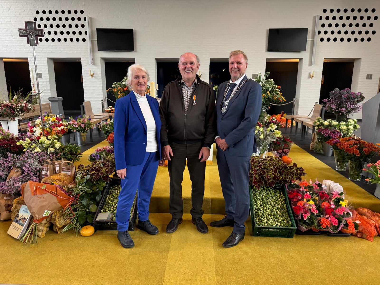 Foto van de onderscheiding met Nico Koot en locoburgemeester Dolf Kistemaker