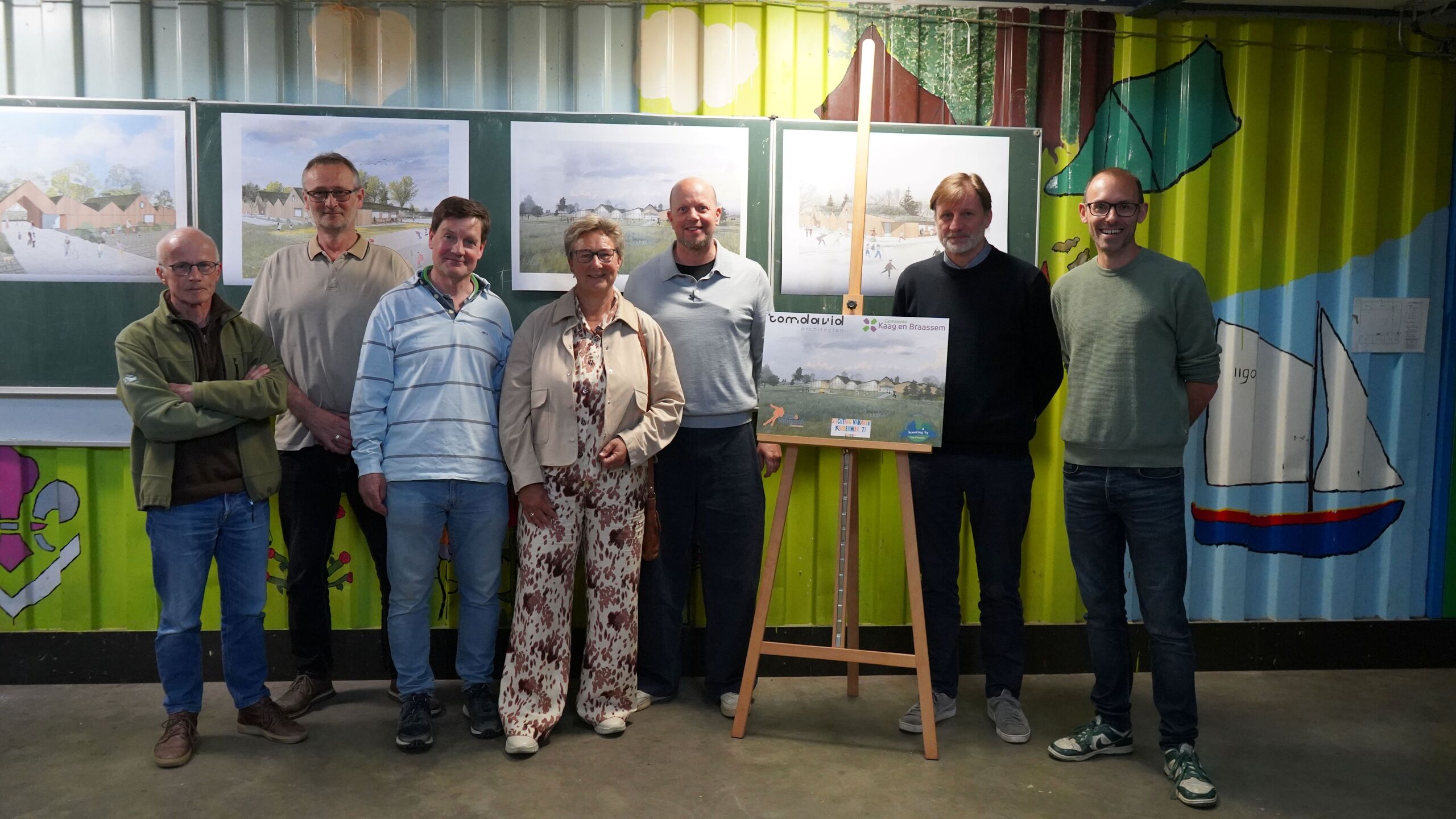 Vertegenwoordigers van IJsclub Nut & Vermaak, Scouting ’63, Stichting Vakantie Kinderweek ’77 samen met de architecten van TOMDAVID Architecten en wethouder Yvonne Peters. 