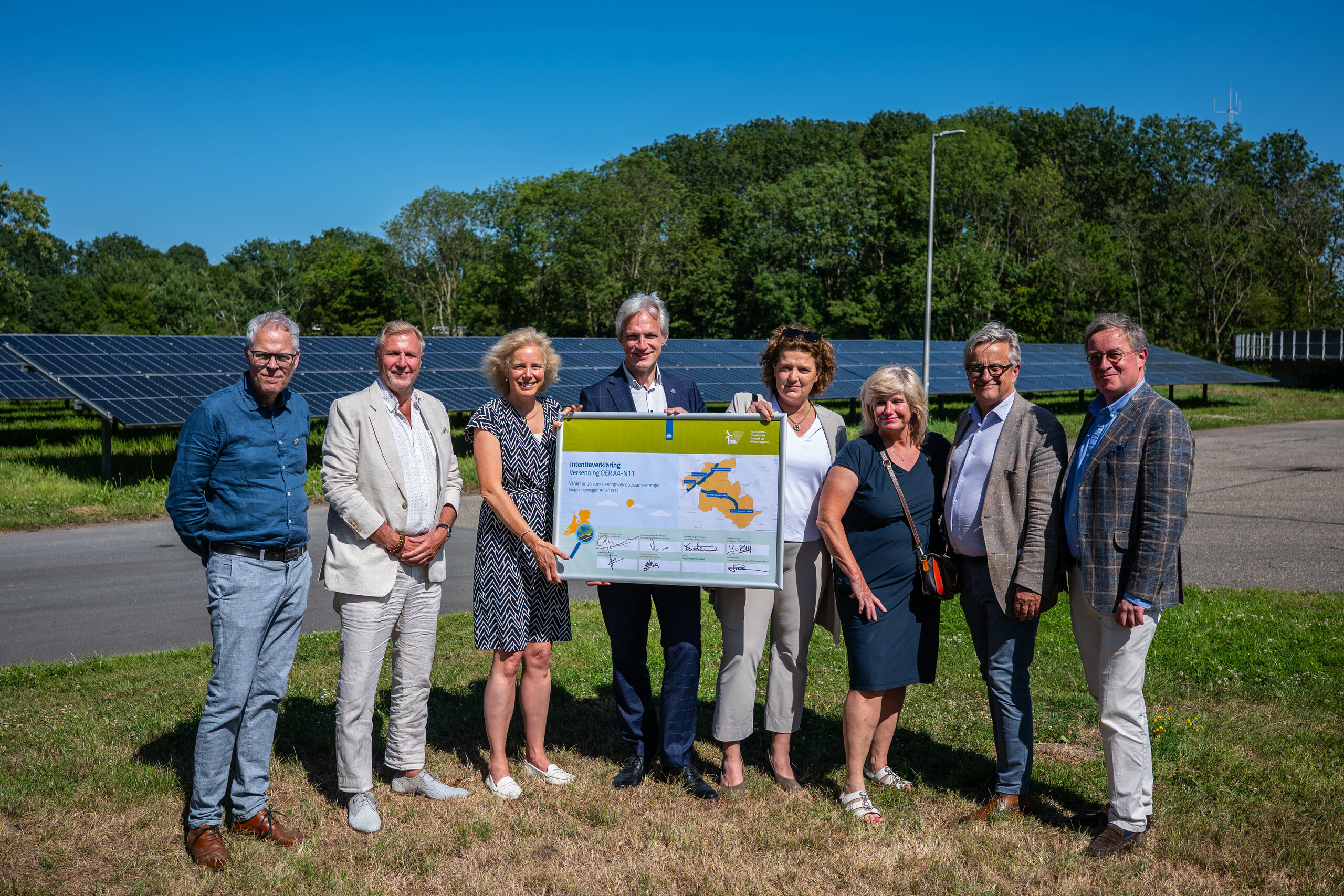 Ondertekening Intentieverklaring OER A4-N11 door Rijkswaterstaat en gemeenten. Van links naar rechts: Hans Schouffoer (Hoogheemraad van het Hoogheemraadschap van Rijnland), Dolf Kistemaker (Kaag en Braassem), Floortje Hanneman (Rijkswaterstaat), Berend Potjer (Provincie Zuid – Holland), Gebke van Gaal (Leiderdorp), Yvonne van Delft (Leiden), Gert van den Ham (Alphen aan den Rijn) en Jan Leendert van den Heuvel (Bodegraven Reeuwijk) met de intentieverklaring.