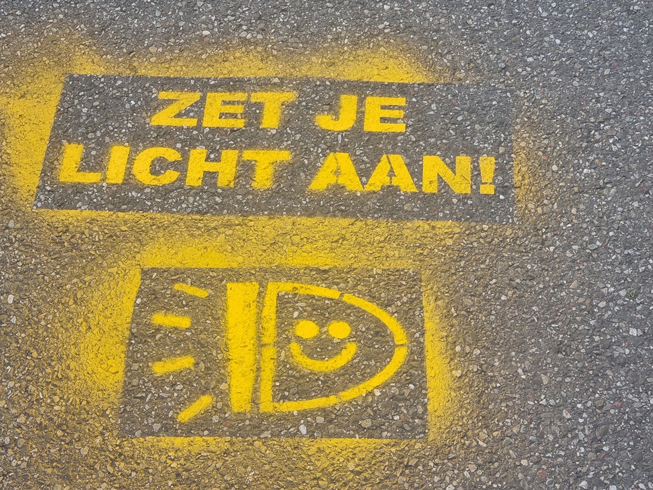 gespoten tekst 'zet je licht aan'