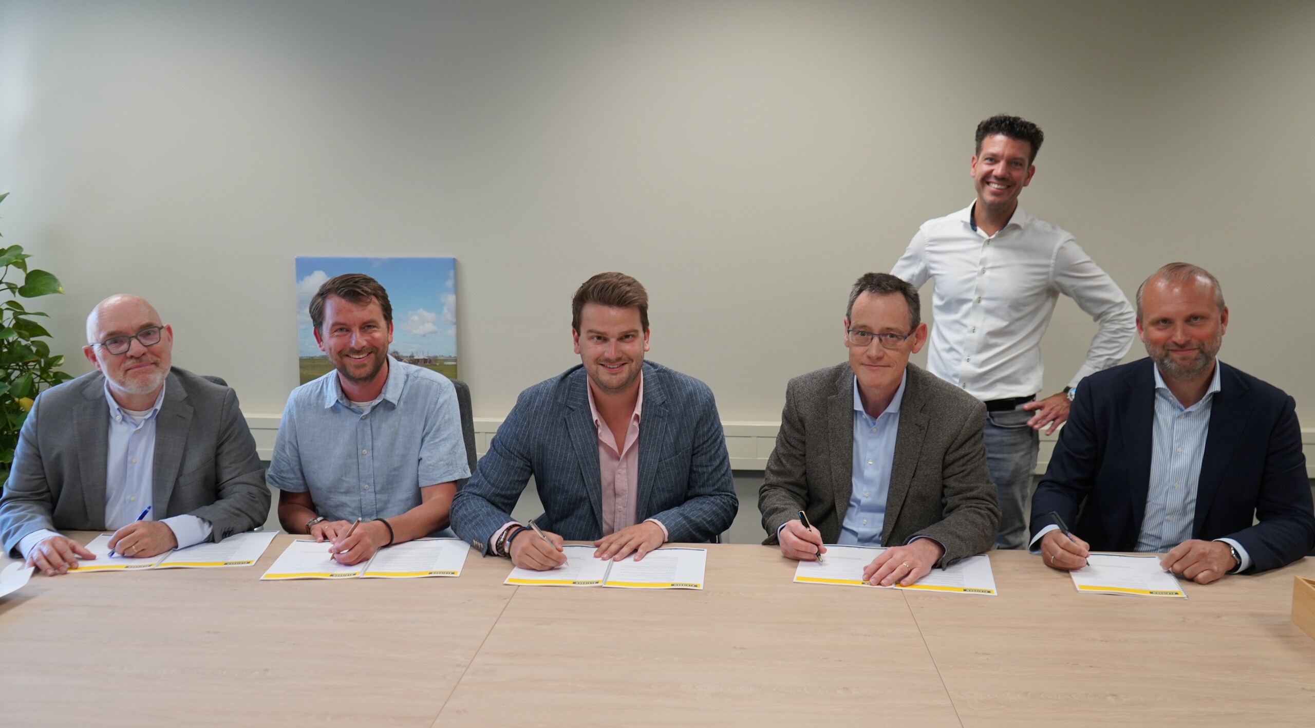 Van links naar rechts: Johan Vriesema, FloreoKids, Directeur Bestuurder Jethro Nieuwenhuizen, WIJ de Venen, College van Bestuur a.i. Nick van Egmond, Gemeente Kaag en Braassem, wethouder onderwijshuisvesting en financiën Antoon van Rooijen, Schoonderbeek Installaties B.V., Directeur Bas van Hamersveld, Bink Techniek, Directeur  Bernlef de Vries, Vinkbouw Nieuwkoop, Directeur
