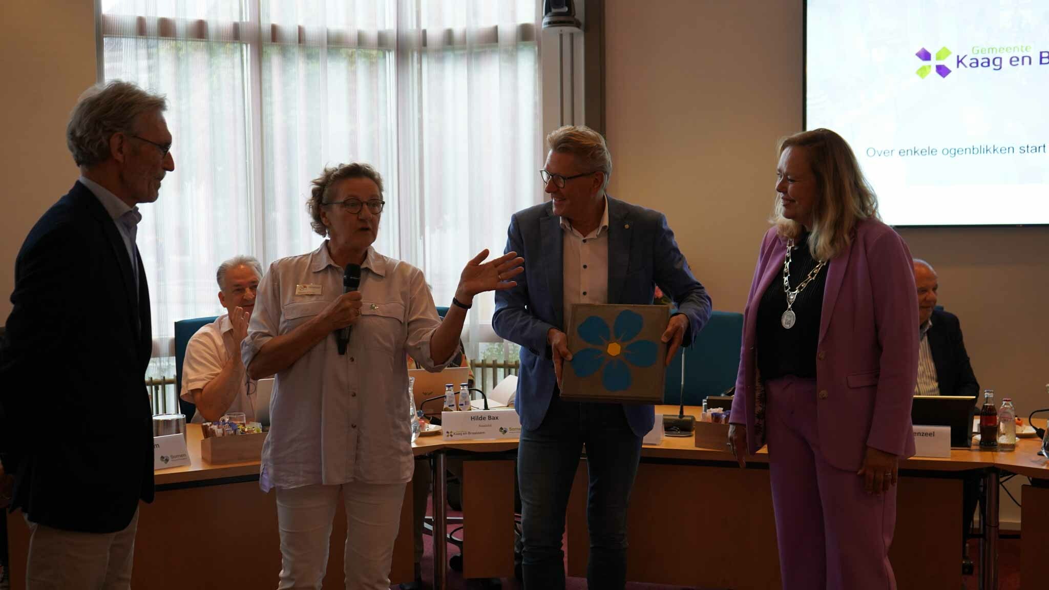 Overhandigen van een tegel dementievriendelijk