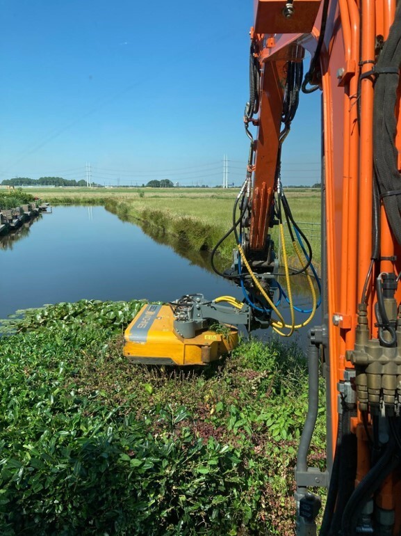 Machine bezig met waterplanten