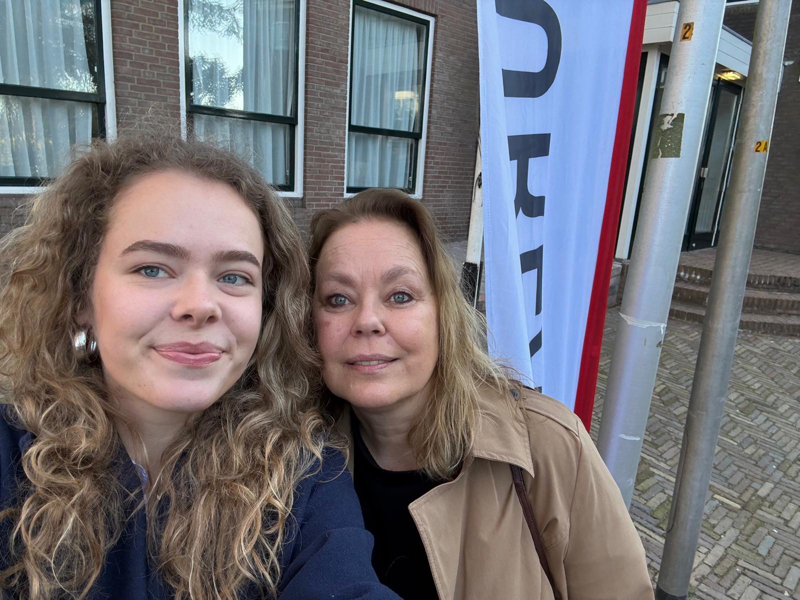 Foto van burgemeester Astrijd Heijstee en haar dochter