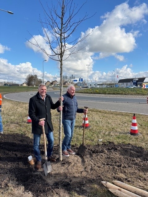 Dolf en Joop bij de boom