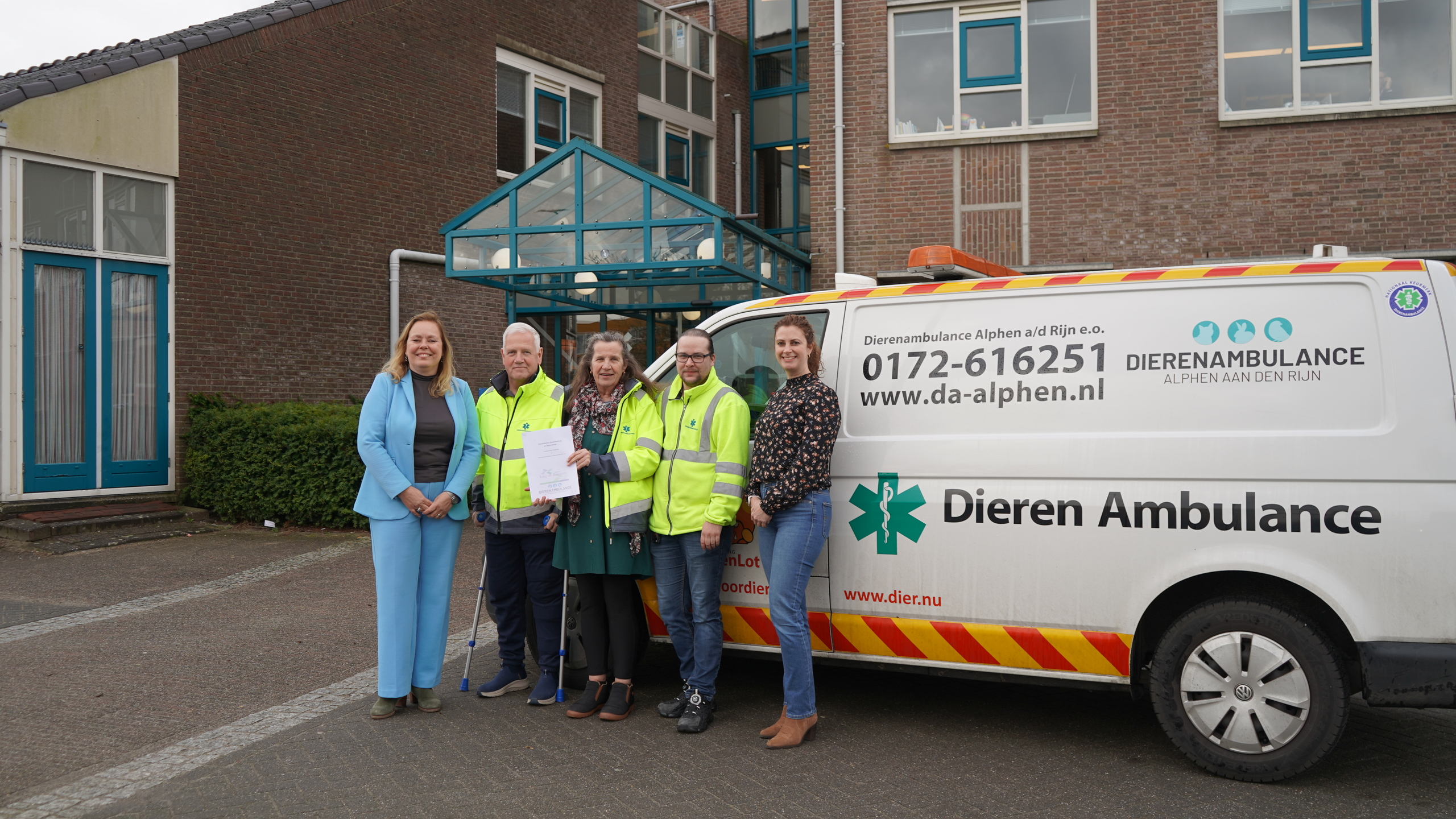 Burgemeester Astrid Heijstee, Peter de Jong, Irma Kooter en Mike Kooter van Dierenambulance Alphen aan den Rijn en beleidsadviseur dierenwelzijn Marjolijn Schrama van de gemeente Kaag en Braassem