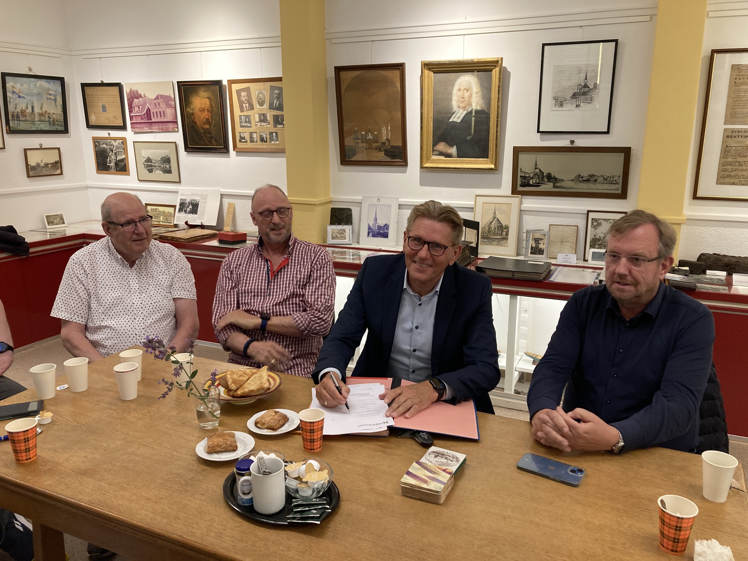 De Modelbouw Vereniging Woubrugge en de Stichting tot Behoud van het Cultureel Erfgoed van Jacobswoude maken al meer dan veertig jaar gebruik van de voormalige brandweergarage aan Dr. Lothlaan 1 in Woubrugge. Dinsdag 10 juni hebben de partijen en de gemeente een bruikleenovereenkomst ondertekend. De ondertekening is te zien op de foto.