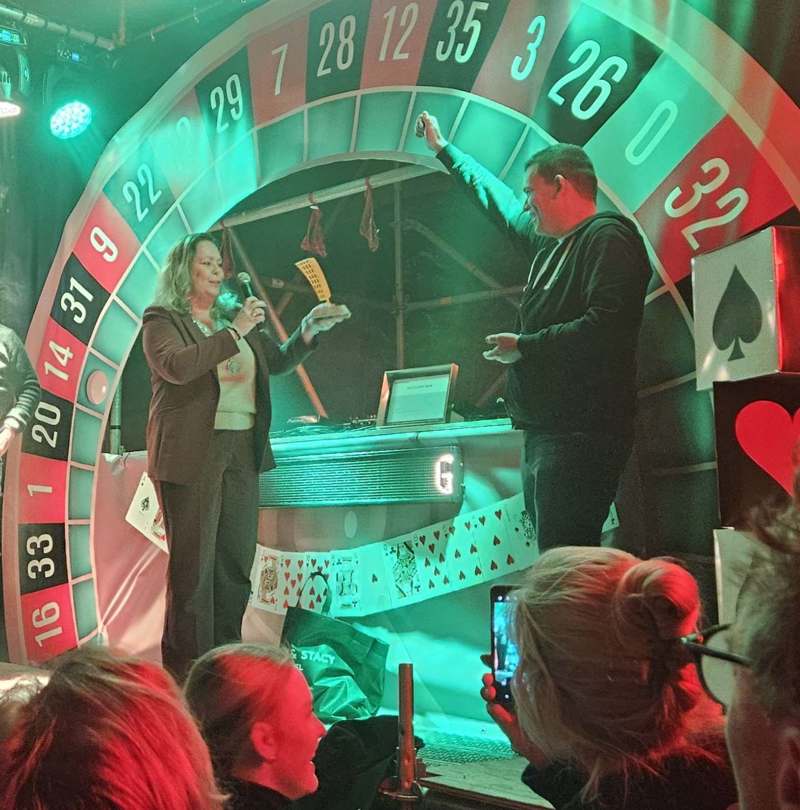 Burgemeester Astrid Heijstee overhandigt de Gouden Wiek aan de stichting tijdens het Oud- en nieuwsfeest