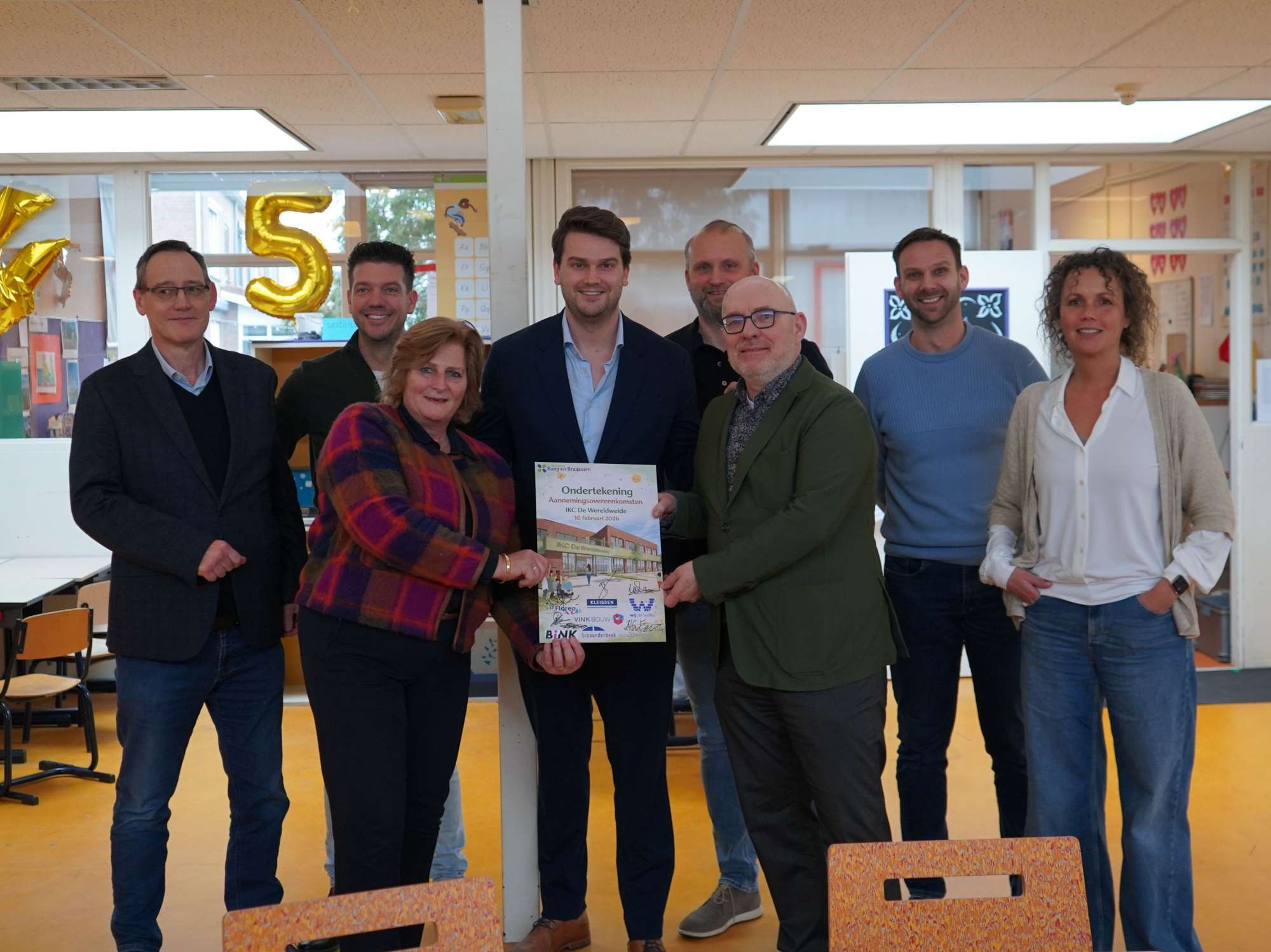 Groepsfoto van wethouder Nick van Egmond en partners tijdens het Ondertekeningsmoment IKC De Wereldweide