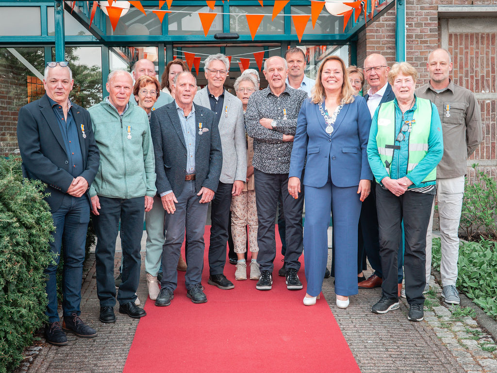 Groepsfoto van de gedocereerden lintjesregen 2025