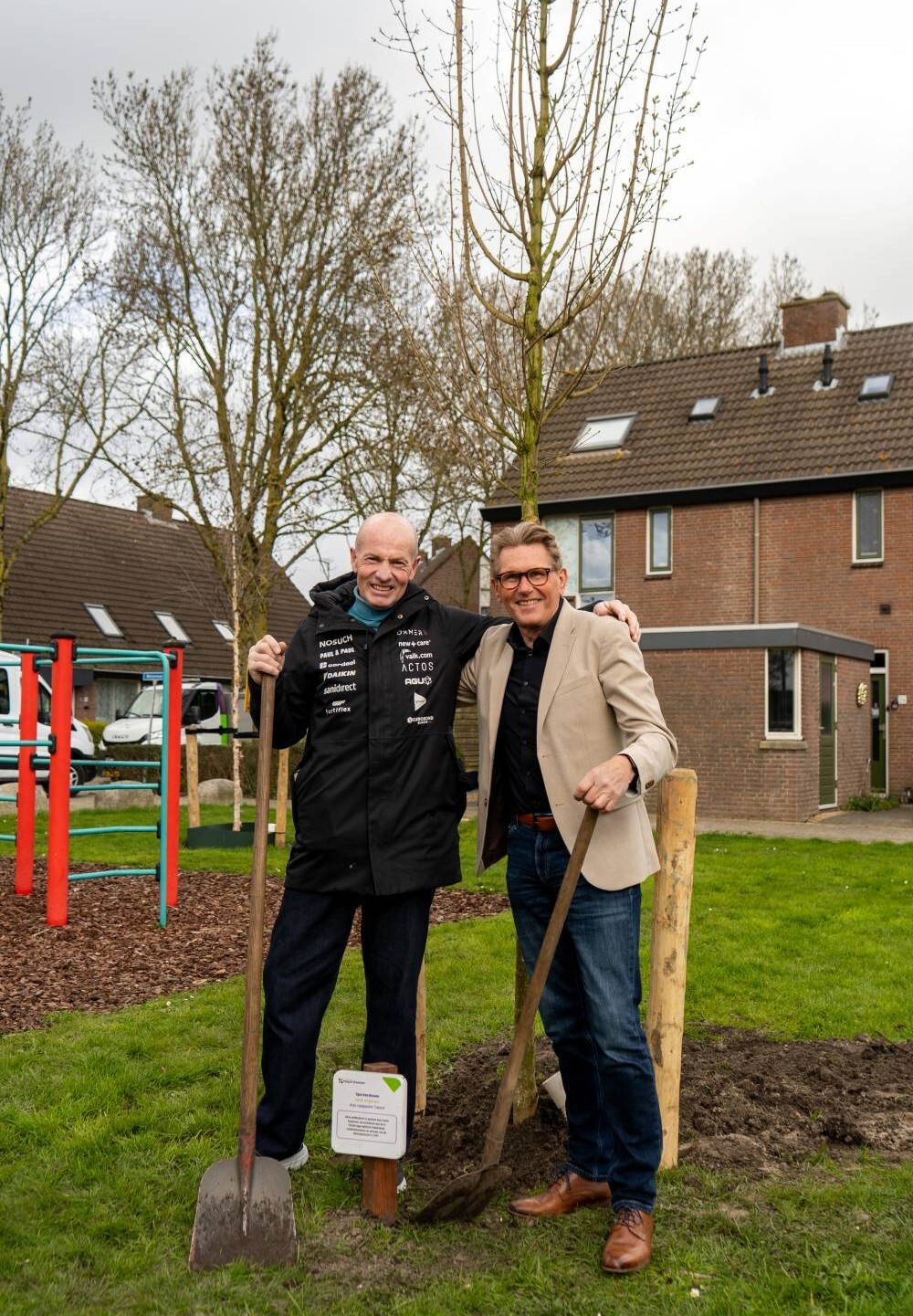 Henk Angenent en wethouder Gerben van Duin naast elkaar op de foto met de boom op de achtergrond