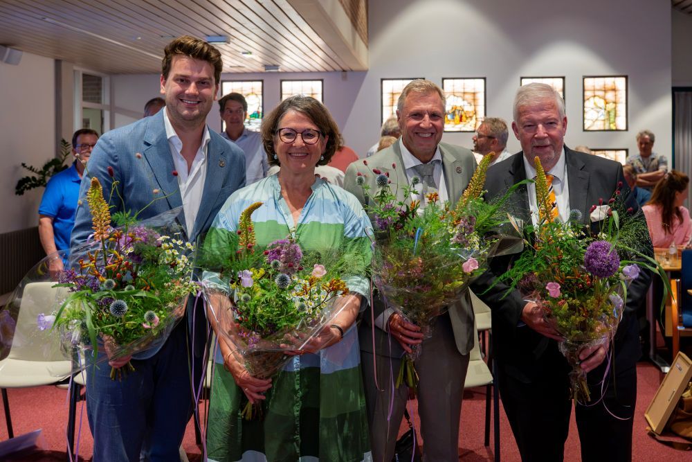 Installatie van de wethouders met alle wethouders op de foto met bloemen