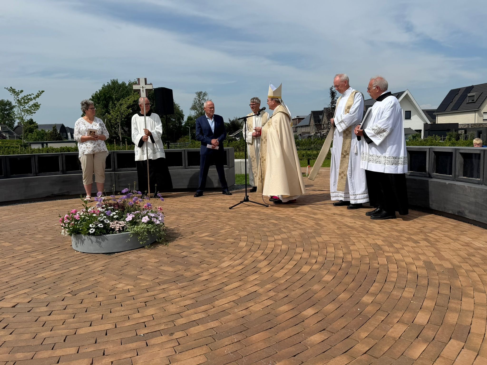 Opening gedenkbeeld met leden van de kerk