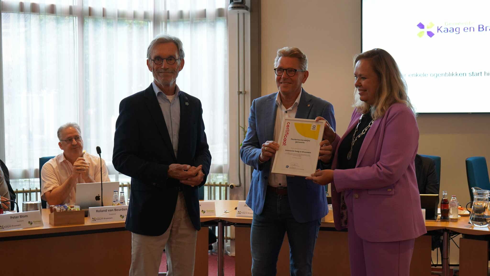 Overhandiging document over dementievriendelijk