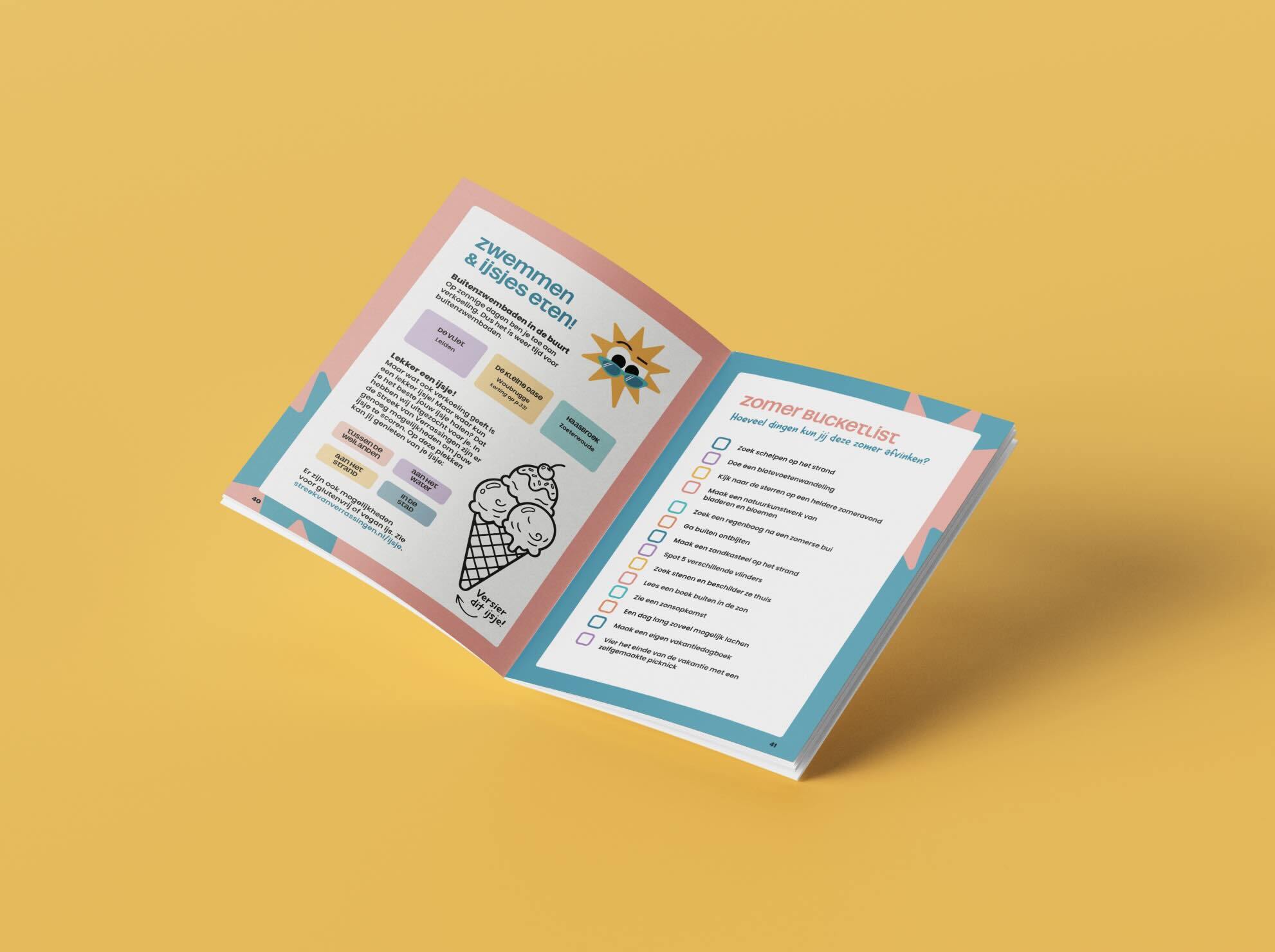 De afbeelding heeft een donkergele achtergrond. In het midden staat het vakantiepaspoort: een klein boekje dat met roze en blauw is vormgegeven. Op de pagina's staan de onderwerpen 'zwemmen en ijsjes eten' en 'zomer bucketlist'.