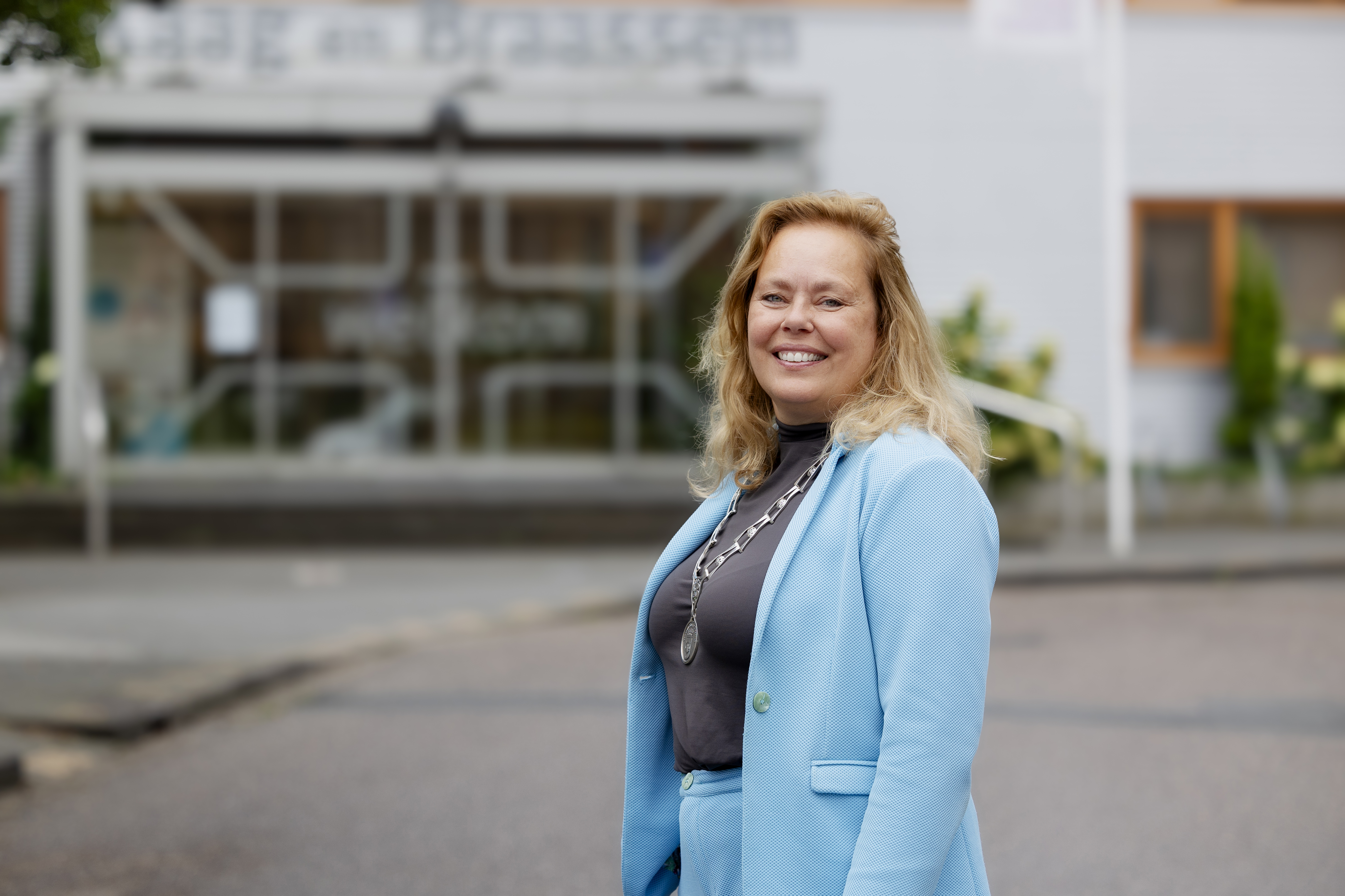 Astrid Heijstee voor gemeentehuis